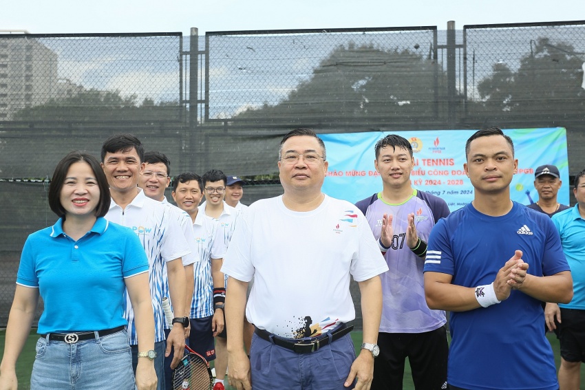 Ông Nguyễn Huy Vượng - Phó Bí thư Đảng uỷ, Phó Giám đốc chi nhánh, Chủ tịch Công đoàn PVPGB, bà Võ Thị Hà - Phó Chánh Văn phòng Đảng đoàn, Chủ tịch Công đoàn Tổng Công ty Điện lực Dầu khí và ông Đinh Khương Tú – Phó Giám đốc Tổng công ty Điện lực dầu khí, Uỷ viên BCH Công đoàn Tổng công ty Điện lực dầu khí chụp hình bế mạc cùng các đơn vị tham gia
