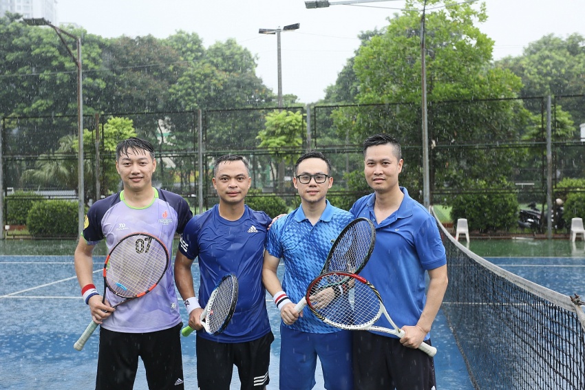 Hai đội chụp hình sau trận đấu