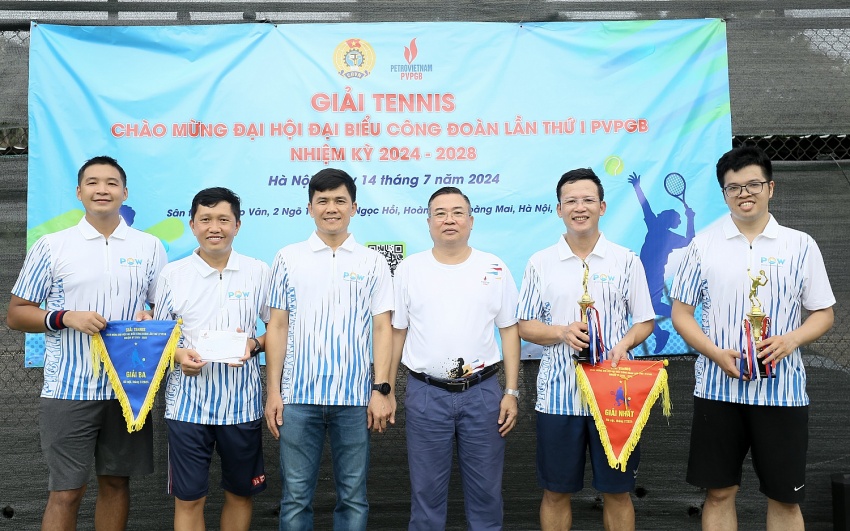 Ông Nguyễn Huy Vượng - Phó Bí thư Đảng uỷ, Phó Giám đốc chi nhánh, Chủ tịch Công đoàn PVPGB và ông Đinh Khương Tú – Phó Giám đốc Tổng công ty Điện lực dầu khí, Uỷ viên BCH Công đoàn Tổng công ty Điện lực dầu khí trao giải cho các VĐV
