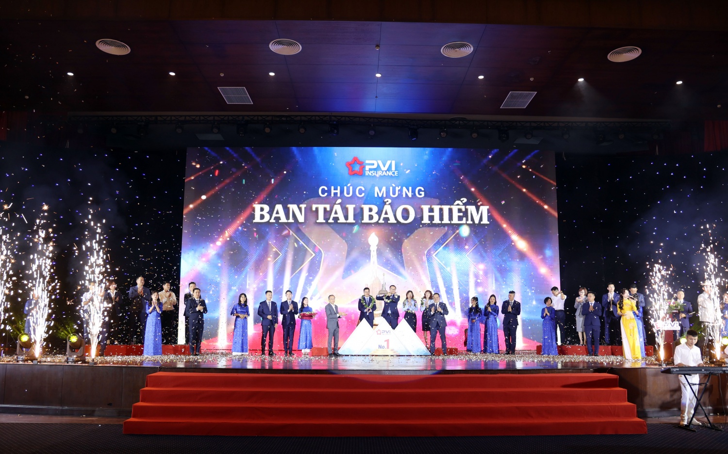 Với thành tích kinh doanh ấn tượng, Ban Tái Bảo hiểm xuất sắc giành Cup luân lưu 6 tháng đầu năm 2024.