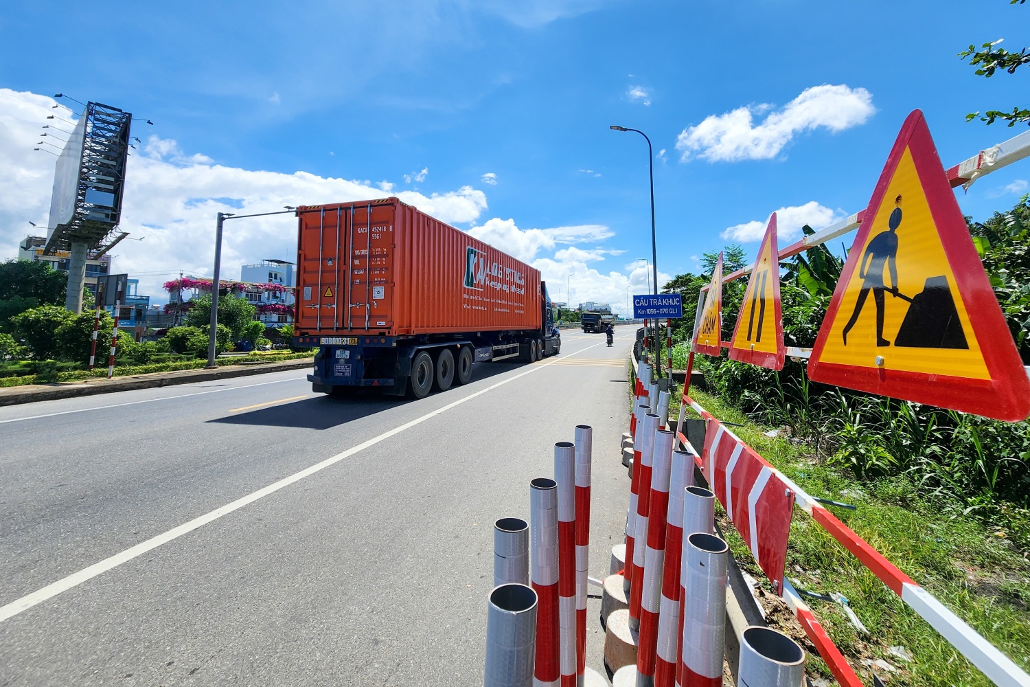 Cầu Trà Khúc 2 có lượng phương tiện tham gia đông đảo do là một trong những tuyến đường huyết mạch nối hai bờ Nam - Bắc của TP Quảng Ngãi.