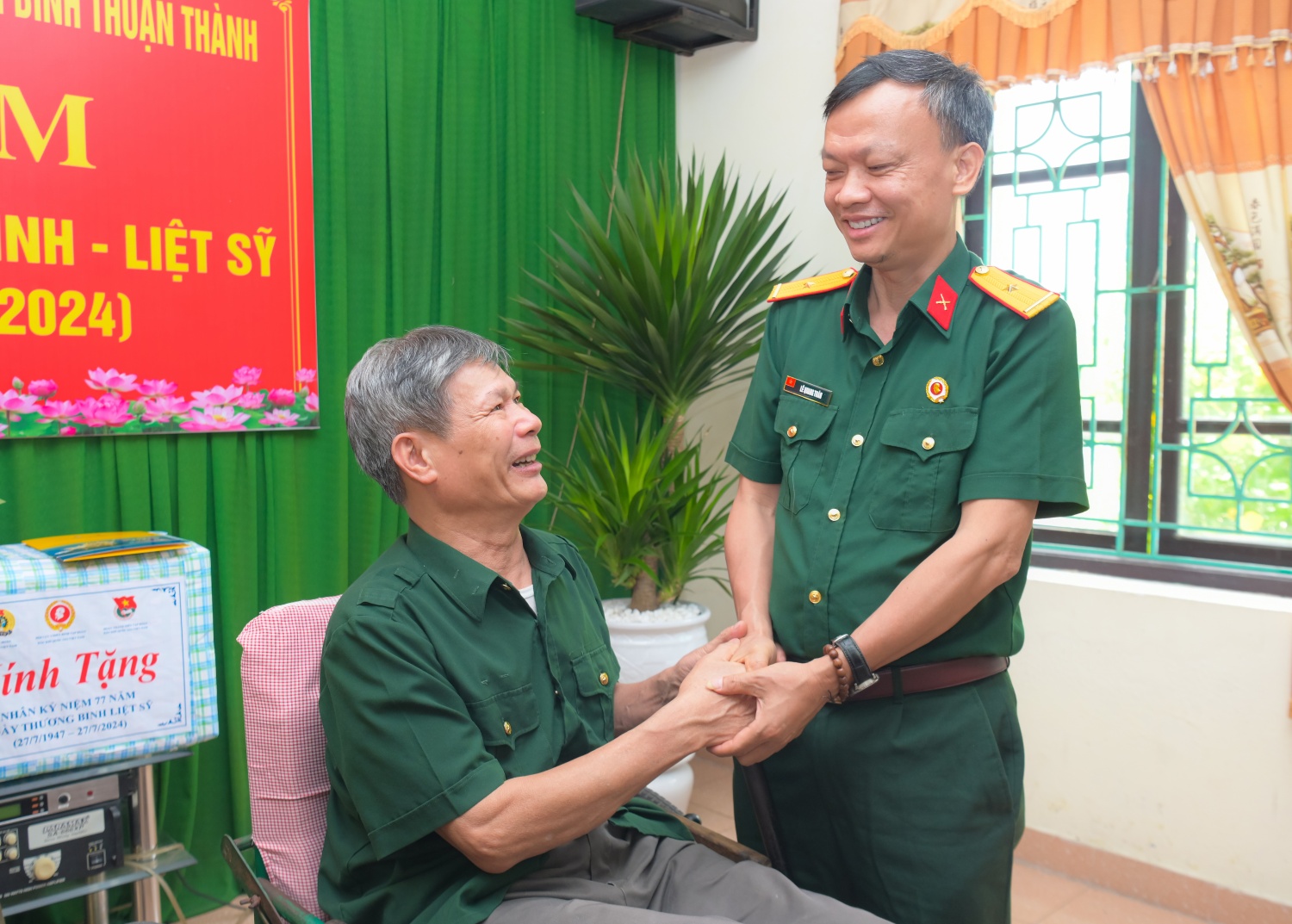 Đoàn công tác Petrovietnam thăm hỏi, tặng quà các thương, bệnh binh tại Thuận Thành (Bắc Ninh)