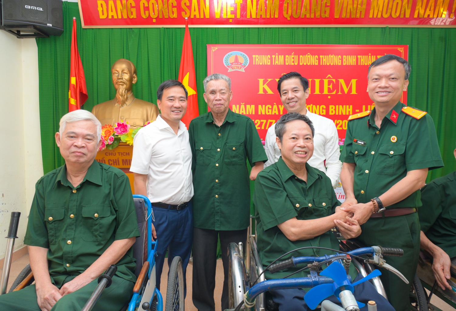 Đoàn công tác Petrovietnam thăm hỏi, tặng quà các thương, bệnh binh tại Thuận Thành (Bắc Ninh) Đoàn công tác Petrovietnam thăm hỏi, tặng quà các thương, bệnh binh tại Thuận Thành (Bắc Ninh)