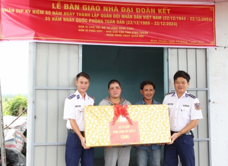 Bộ Tư lệnh Vùng Cảnh sát biển 3 phối hợp tổ chức trao “Nhà Đại đoàn kết” tại Bình Thuận