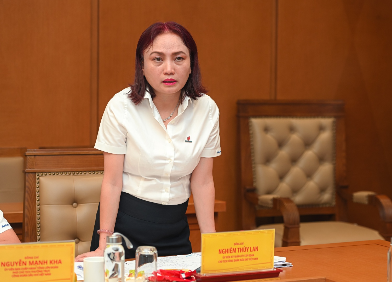 Đồng chí Nghiêm Thùy Lan, Ủy viên BTV Đảng ủy Tập đoàn, Chủ tịch CĐ DKVN phát biểu tại Hội nghị