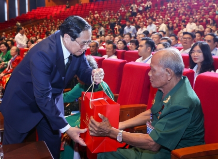 Thủ tướng: Đẩy mạnh công tác "đền ơn đáp nghĩa" với trách nhiệm lớn lao và nghĩa tình sâu nặng