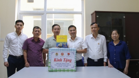 Petrovietnam thăm, tặng quà các nạn nhân chất độc da cam phường Láng Hạ và Thành Công