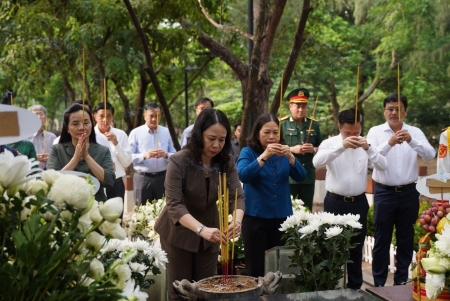 Phó Chủ tịch nước Võ Thị Ánh Xuân viếng Nghĩa trang Hàng Dương