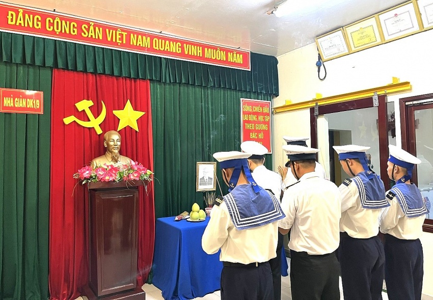 Lễ treo cờ rủ Quốc tang Tổng Bí thư Nguyễn Phú Trọng tại Trường Sa và Nhà giàn DK1