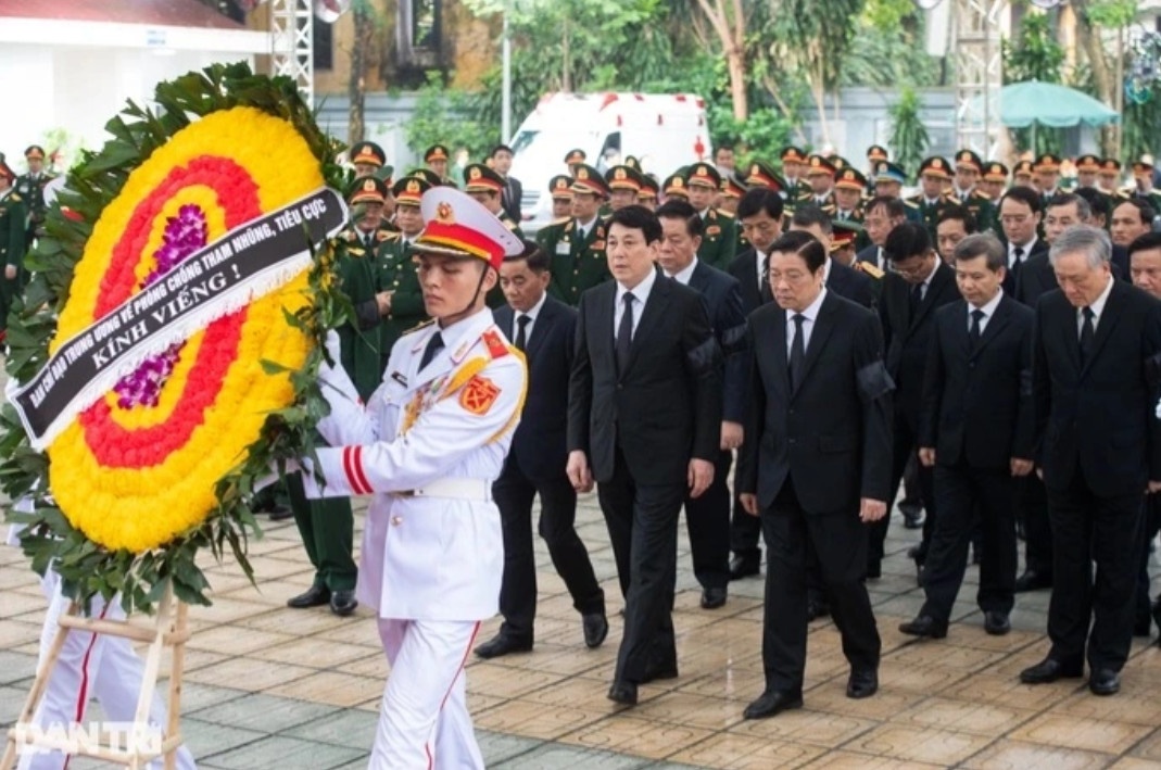 Thường trực Ban Bí thư Lương Cường dẫn đầu Đoàn Ban Chỉ đạo Trung ương về phòng chống tham nhũng, tiêu cực vào viếng Tổng Bí thư Nguyễn Phú Trọng (Ảnh: Thành Đông)