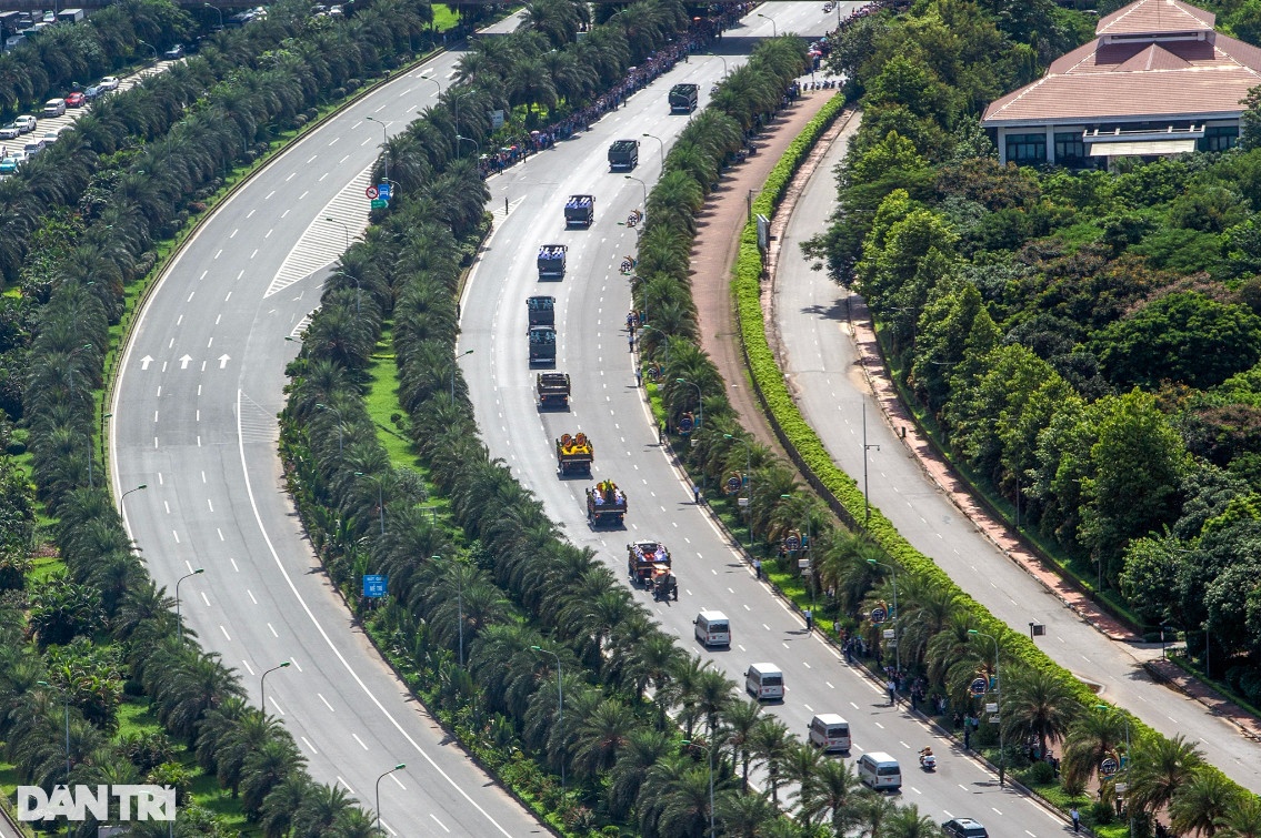Đoàn xe kéo dài hơn 1km di chuyển trên đường gom Đại lộ Thăng Long (Ảnh: Xuân Hải).