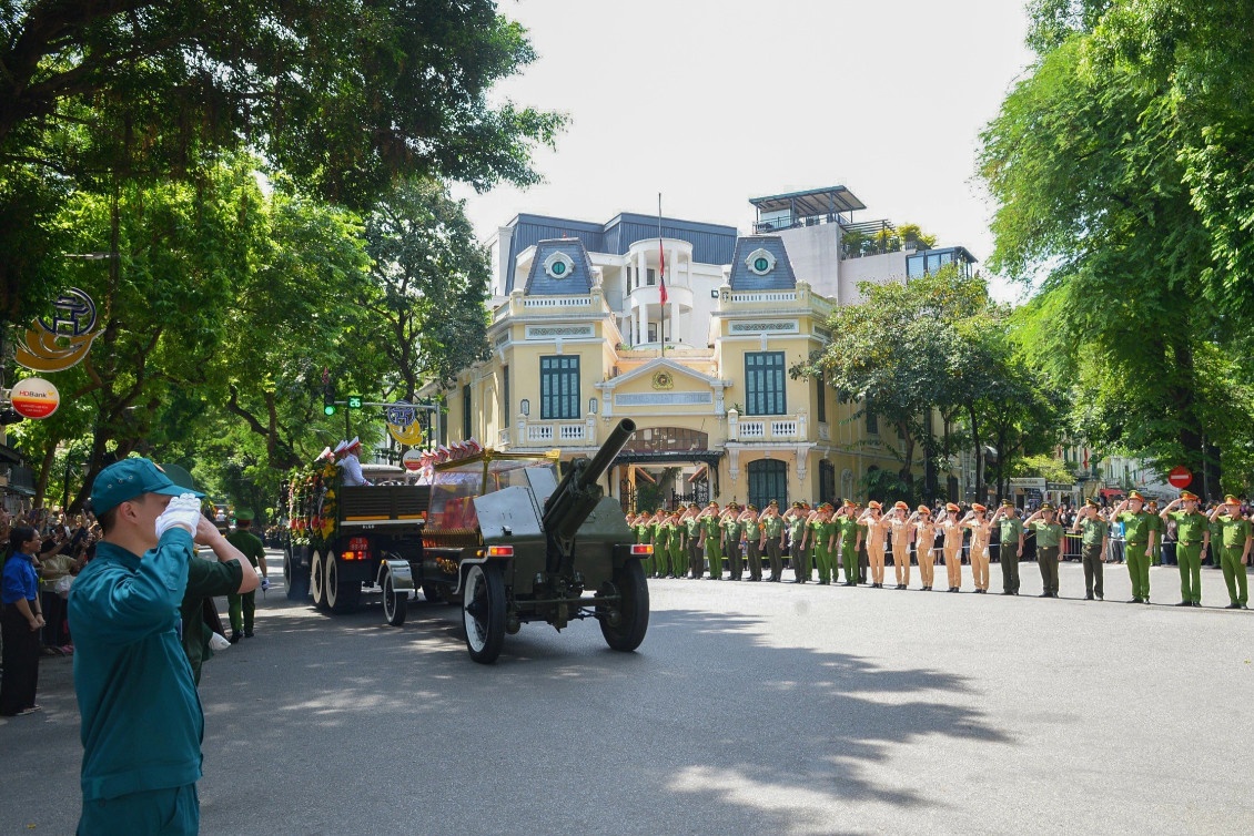Công an quận Hoàn Kiếm xếp thành hàng dọc trên phố Hàng Khay, nghiêm trang tiễn đưa Tổng Bí thư Nguyễn Phú Trọng (Ảnh: Quốc Tuấn).