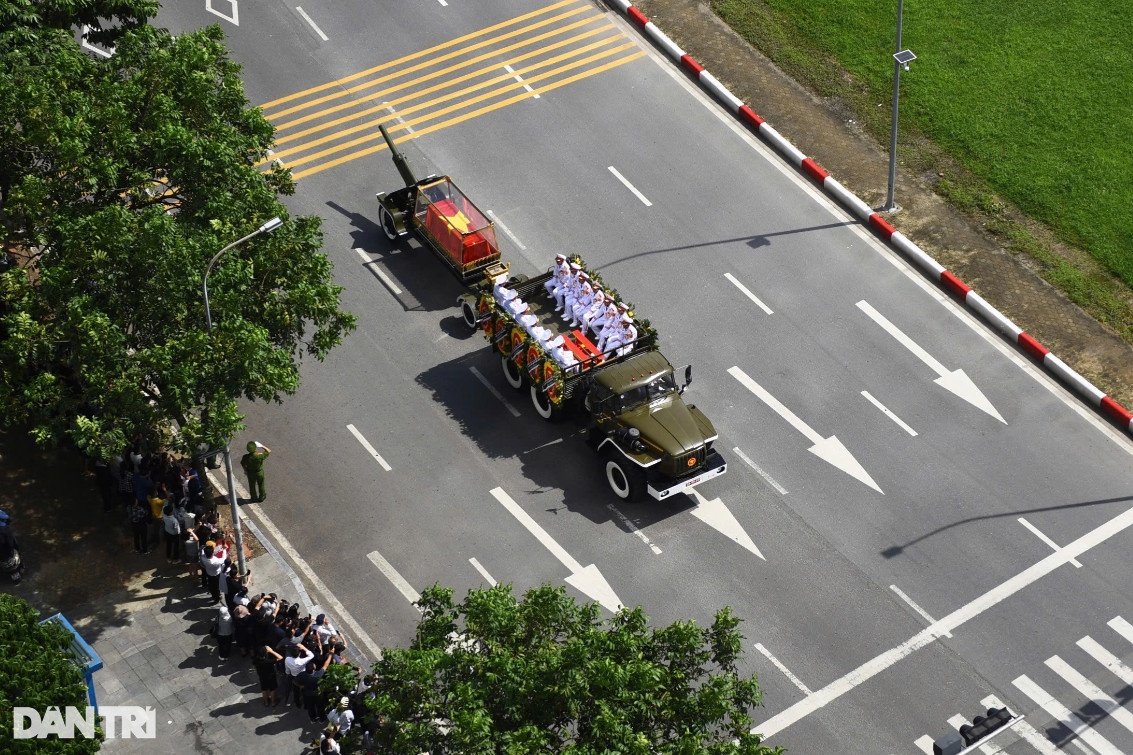 Đoàn xe kéo dài hơn 1km di chuyển trên đường gom Đại lộ Thăng Long (Ảnh: Xuân Hải).