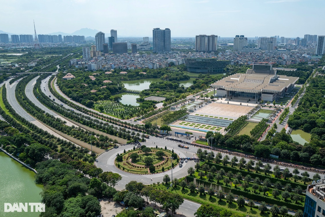 Hàng nghìn người dân đứng dọc hai bên đường gom Đại lộ Thăng Long đưa tiễn Tổng Bí thư Nguyễn Phú Trọng (Ảnh: Tiến Tuấn).