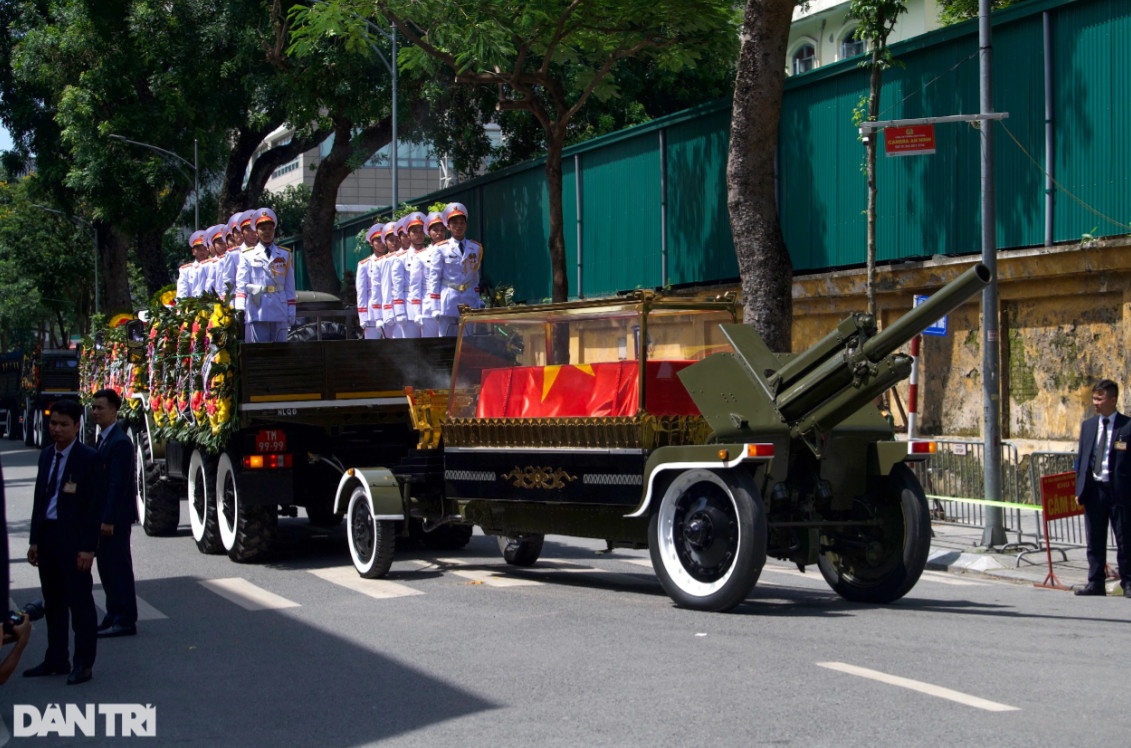 Theo quy định, phương tiện phục vụ lễ tang do Bộ Quốc phòng chuẩn bị gồm: 1 xe chỉ huy; 1 xe chở quốc kỳ, ảnh, bảng huân, huy chương; 1 xe chở quân kỳ; 6 xe chở đội hình danh dự; 1 xe hoa; 1 xe kéo xe tang; 1 xe dự phòng; 2 xe thông tin, 1 xe cứu thương (