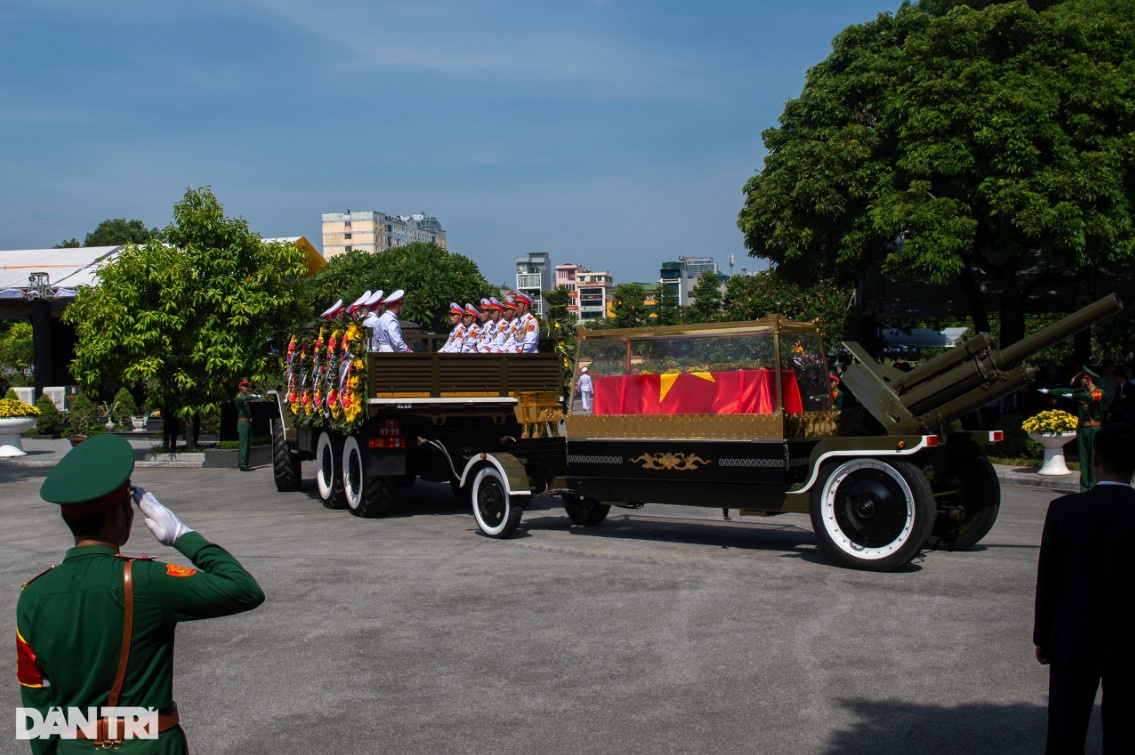 Linh cữu Tổng Bí thư Nguyễn Phú Trọng đã tới nơi an táng nằm bên trong Nghĩa trang Mai Dịch (Ảnh: Thành Đông).