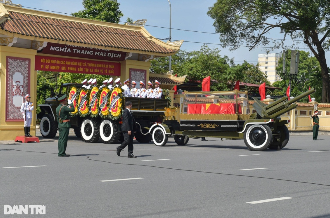 Di chuyển từ đường Lê Đức Thọ qua Hồ Tùng Mậu, đoàn xe tiến vào bên trong cổng Nghĩa trang Mai Dịch (Ảnh: Nguyễn Hải).