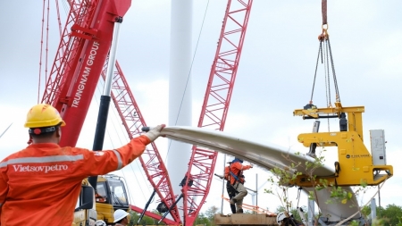 Xí nghiệp Cơ điện thực hiện thành công dịch vụ tháo, lắp và vận chuyển các cánh tuabin điện gió