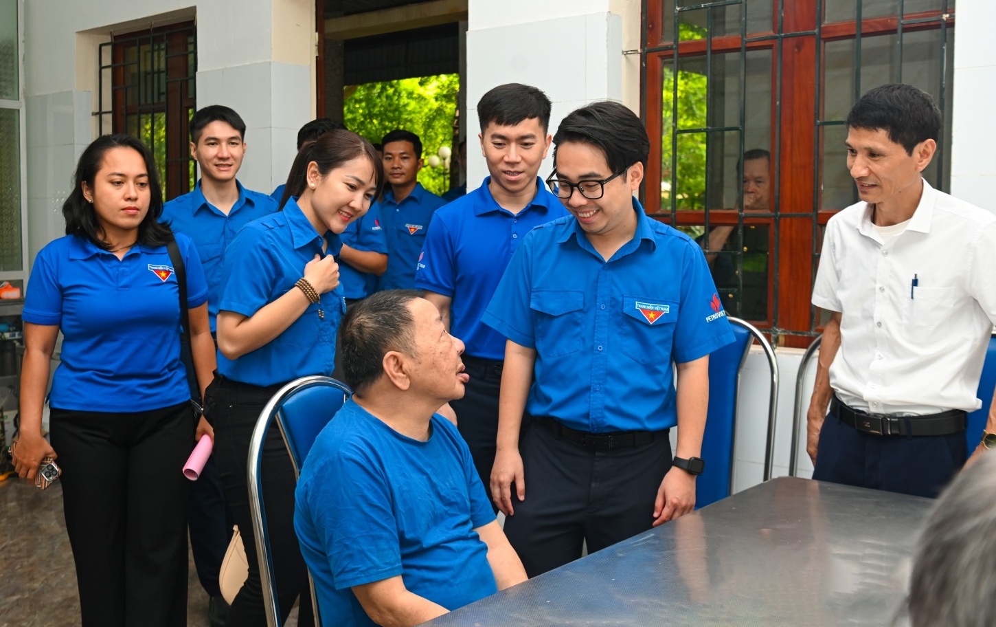 Đoàn Thanh niên Tập đoàn thăm và tặng quà các thương, bệnh binh tại Ninh Bình và Hà Nam