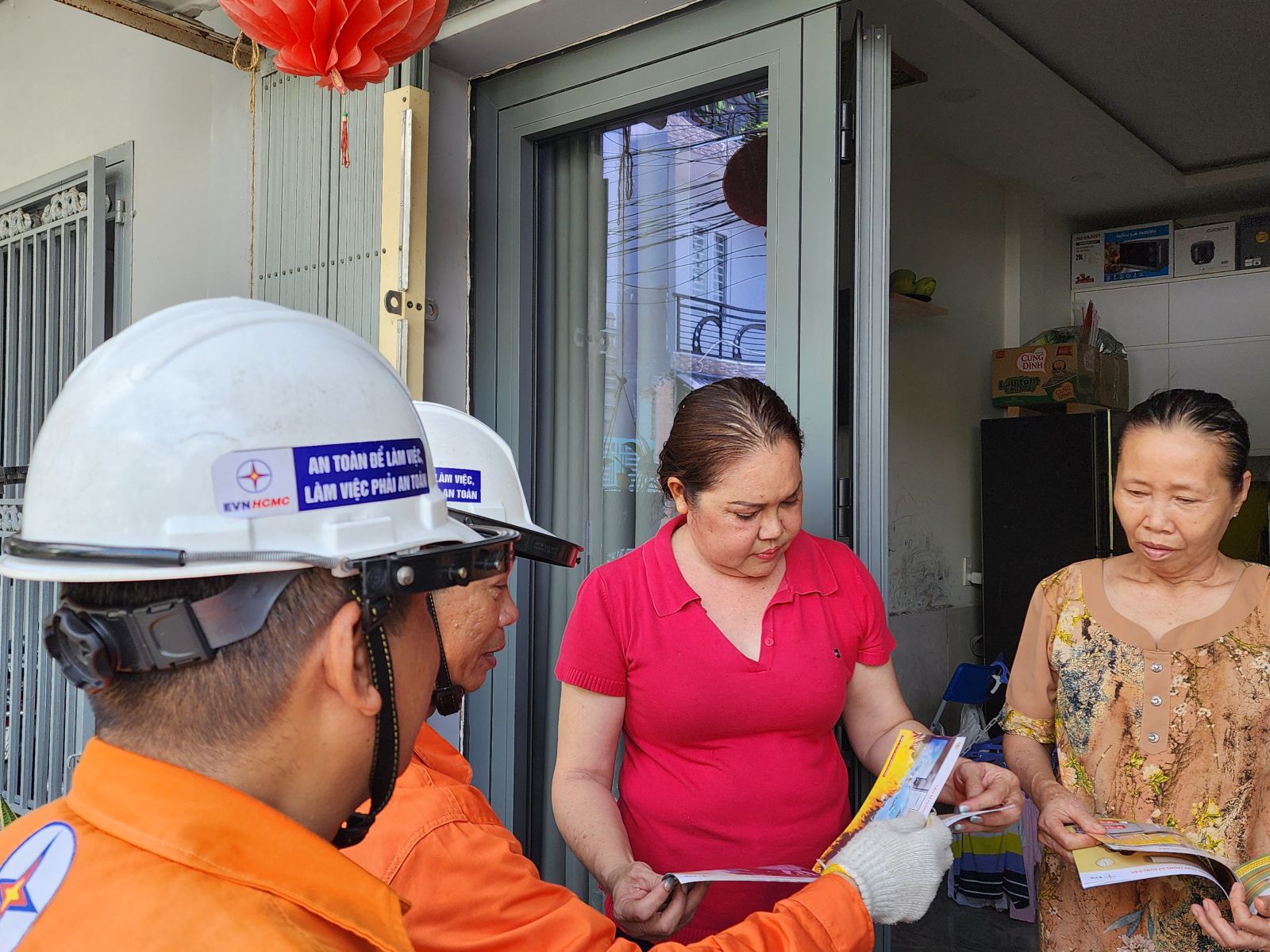 Nhân viên EVNHCMC tư vấn sử dụng điện an toàn tiết kiệm cho các hộ gia đình
