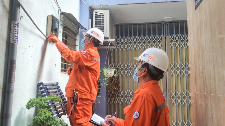 Điện lực TPHCM tăng cường đảm bảo an toàn điện sau công tơ