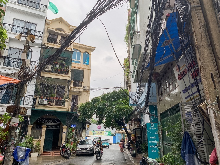 Người dân Hà Nội vừa lo sợ, vừa ngán ngẩm với cảnh dây điện chằng chịt