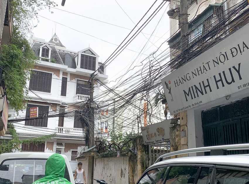Người dân Hà Nội vừa lo sợ, vừa ngán ngẩm với cảnh dây điện chằng chịt