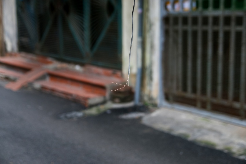 Người dân Hà Nội vừa lo sợ, vừa ngán ngẩm với cảnh dây điện chằng chịt