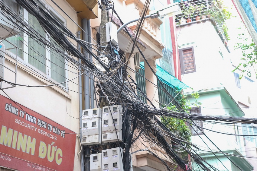 Những cột điện bó sát có khả năng quá tải tại phố Ô Chợ Dừa (Hà Nội)