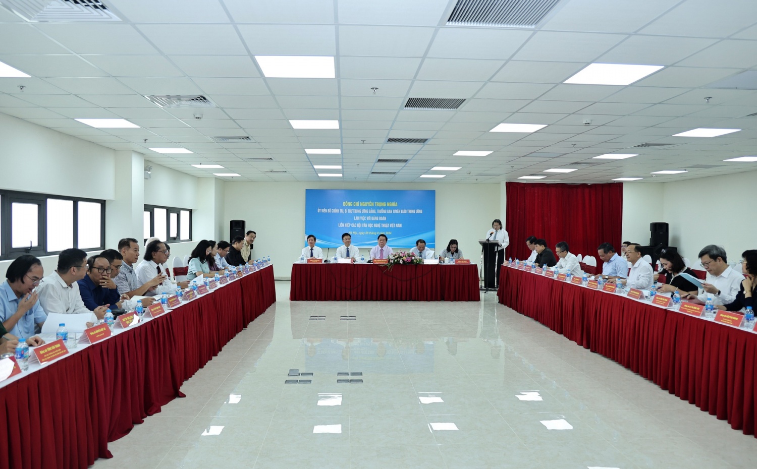 Toàn cảnh cuộc làm việc - Ảnh: VGP/Đức Tuân