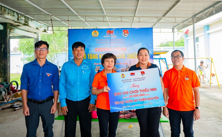 Hành trình mùa hè: Kết nối tri thức và sẻ chia yêu thương Hành trình mùa hè: Kết nối tri thức và sẻ chia yêu thương của Vietsovpetro