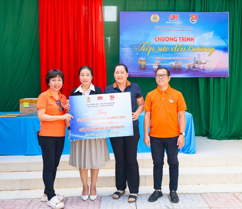 Hành trình mùa hè: Kết nối tri thức và sẻ chia yêu thương Hành trình mùa hè: Kết nối tri thức và sẻ chia yêu thương của Vietsovpetro