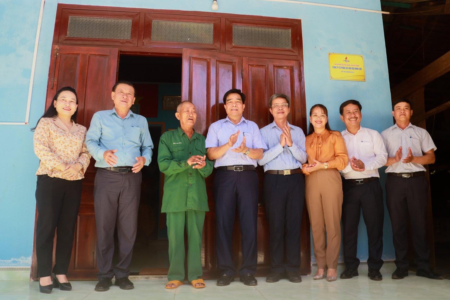 Lãnh đạo UBND tỉnh Quảng Nam, UBND huyện Hiệp Đức cùng đại diện BSR thực hiện nghi thức khánh thành một nhà Đại đoàn kết của hộ gia đình chính sách.
