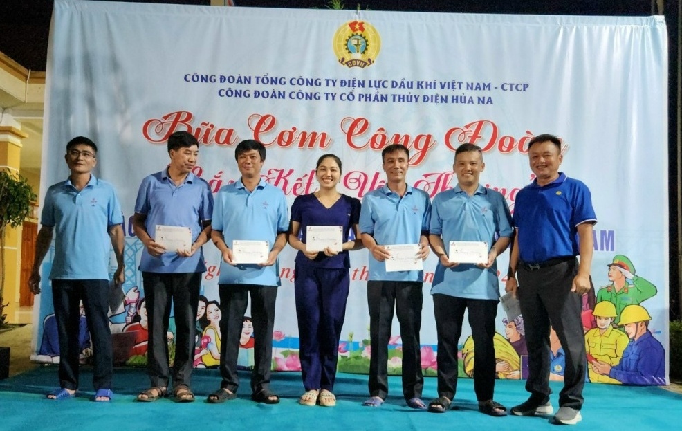 “Bữa cơm Công đoàn” ấm áp tại Nhà máy Thủy điện Hủa Na