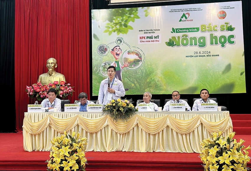 Tại chương trình, các chuyên gia nông nghiệp đã tư vấn, hỗ trợ kỹ thuật sản xuất nông nghiệp