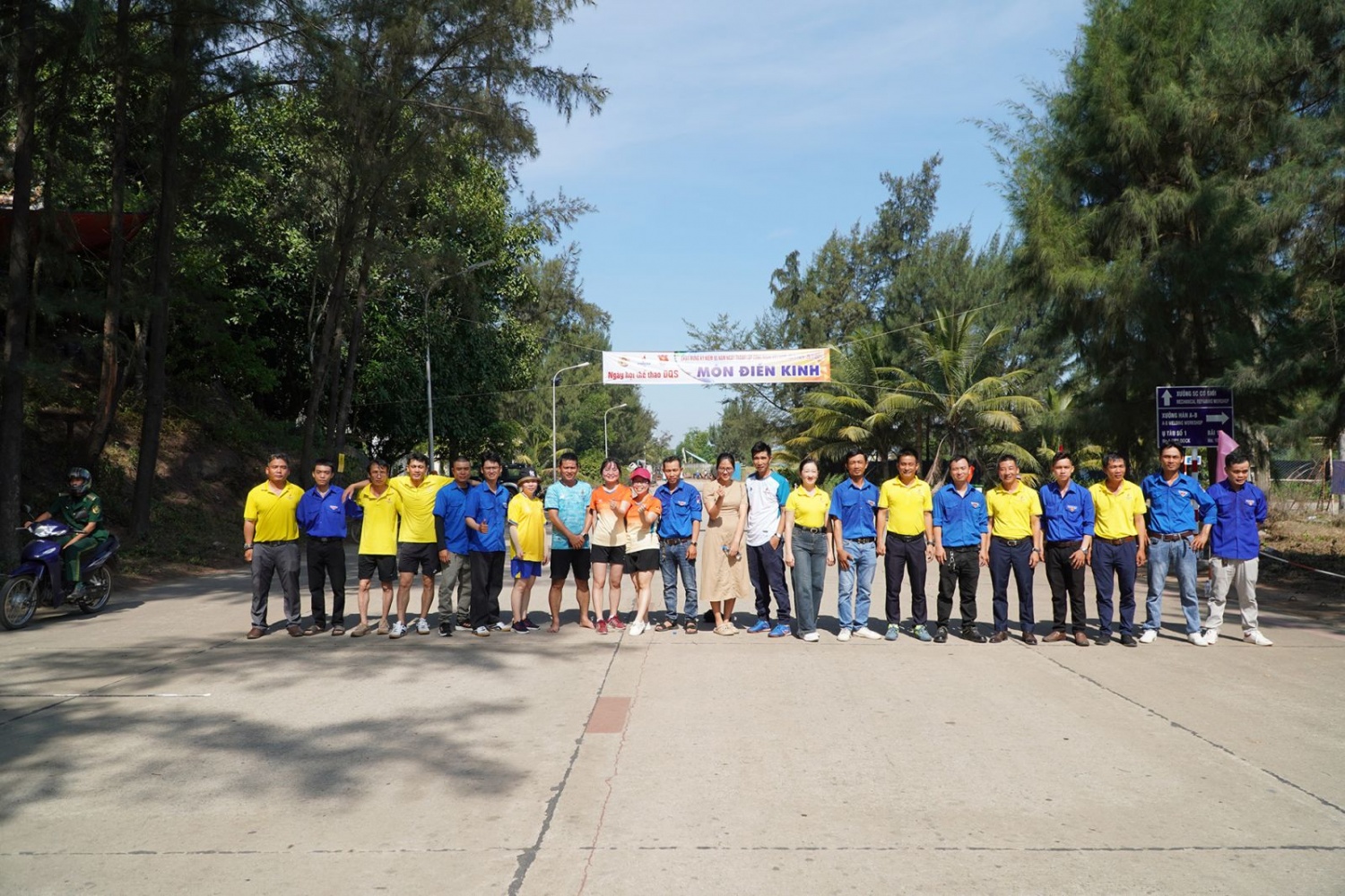 Ban chấp hành Công đoàn- Đoàn thanh niên chụp ảnh lưu niệm cùng Ban tổ chức Ban chấp hành Công đoàn- Đoàn thanh niên chụp ảnh lưu niệm cùng Ban tổ chức