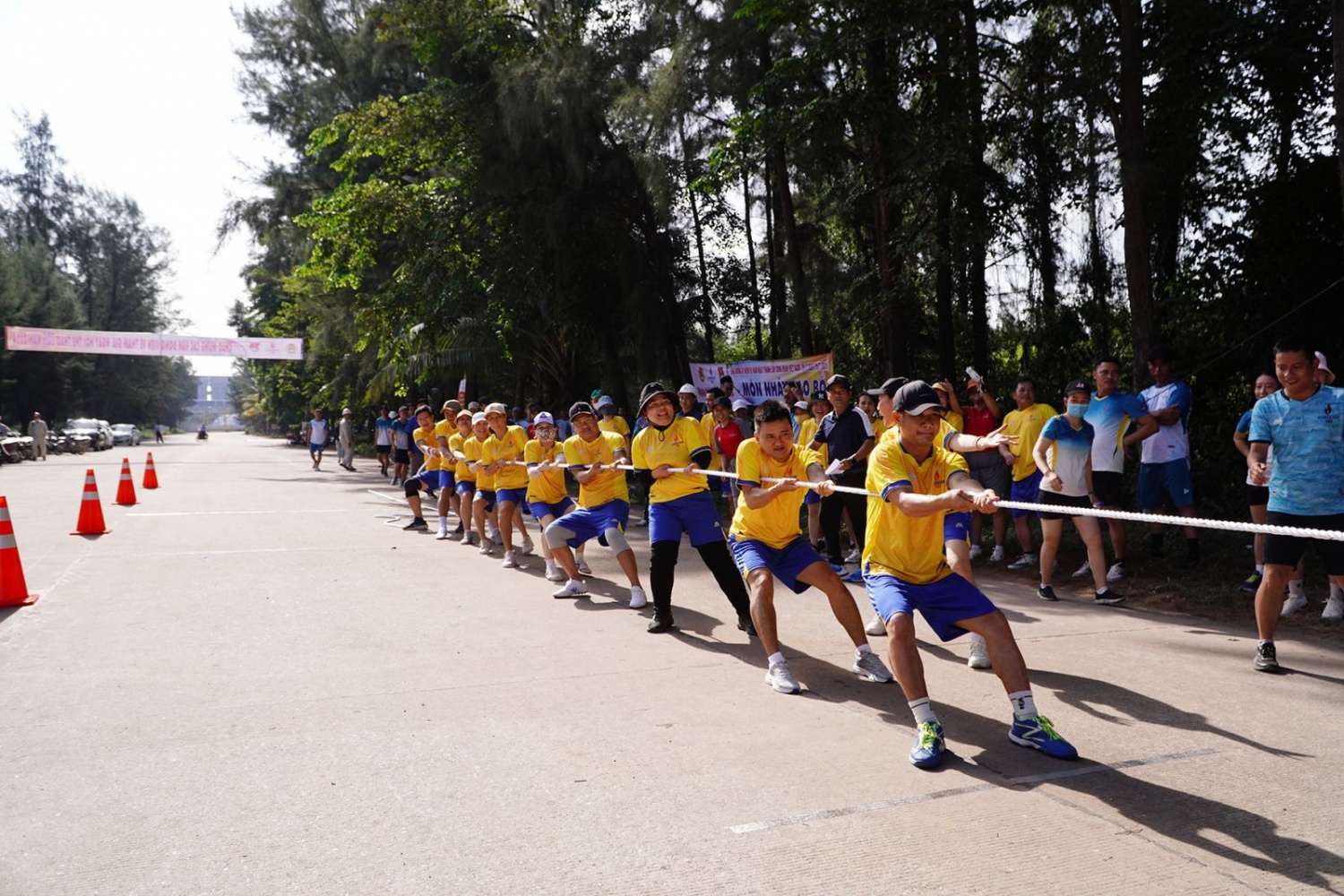 Các đội tham gia tranh tài ở nội dung kéo co Nam + Nữ (Đội Khối Văn phòng 1) Các đội tham gia tranh tài ở nội dung kéo co Nam + Nữ (Đội Khối Văn phòng 1)