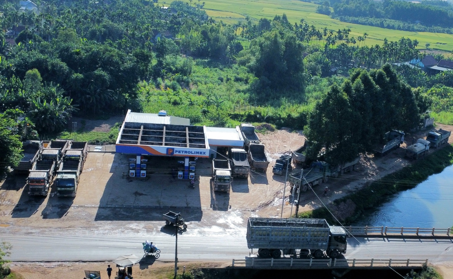 Có những xe đỗ ngay tại khu vực bồn chứa sản phẩm và chắn ngang khu vực chứa phương tiện phòng cháy, chữa cháy