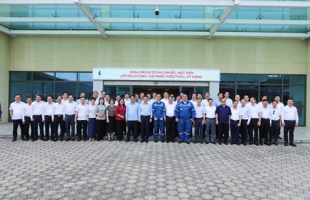 Lớp bồi dưỡng cán bộ quy hoạch Ủy viên BCH Trung ương khóa XIV thăm và làm việc tại Nhà máy Lọc hóa dầu Nghi Sơn