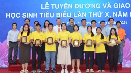 Hành trình lần thứ X: PTSC tổ chức lễ tuyên dương học sinh giỏi tiêu biểu xuất sắc