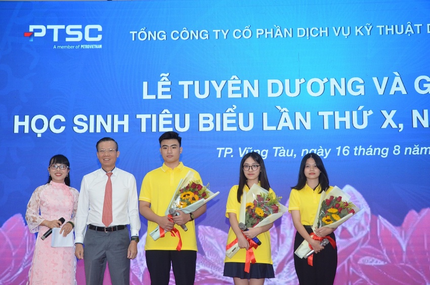 Hành trình lần thứ X: PTSC tổ chức lễ tuyên dương học sinh giỏi tiêu biểu xuất sắc