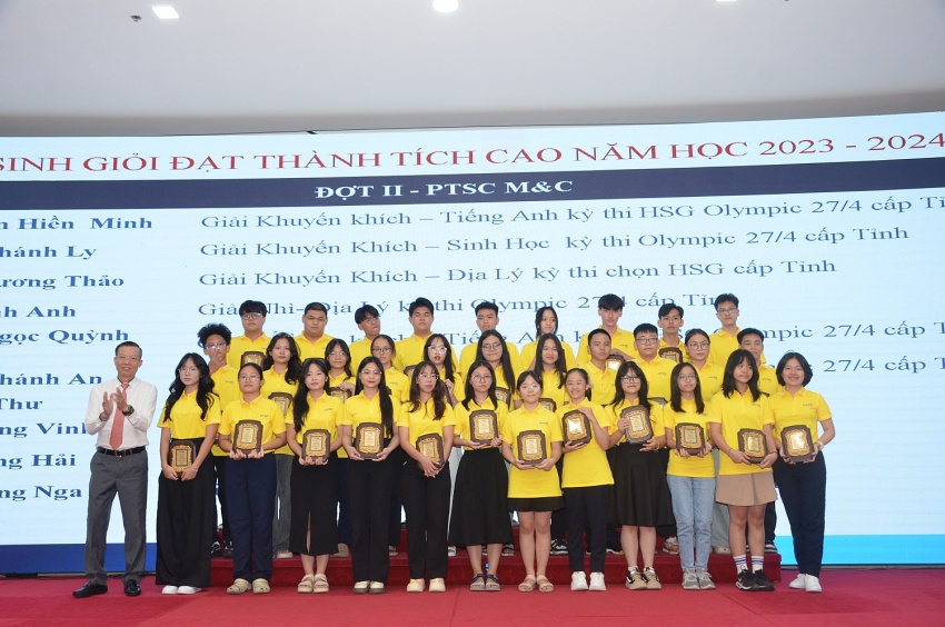 Hành trình lần thứ X: PTSC tổ chức lễ tuyên dương học sinh giỏi tiêu biểu xuất sắc