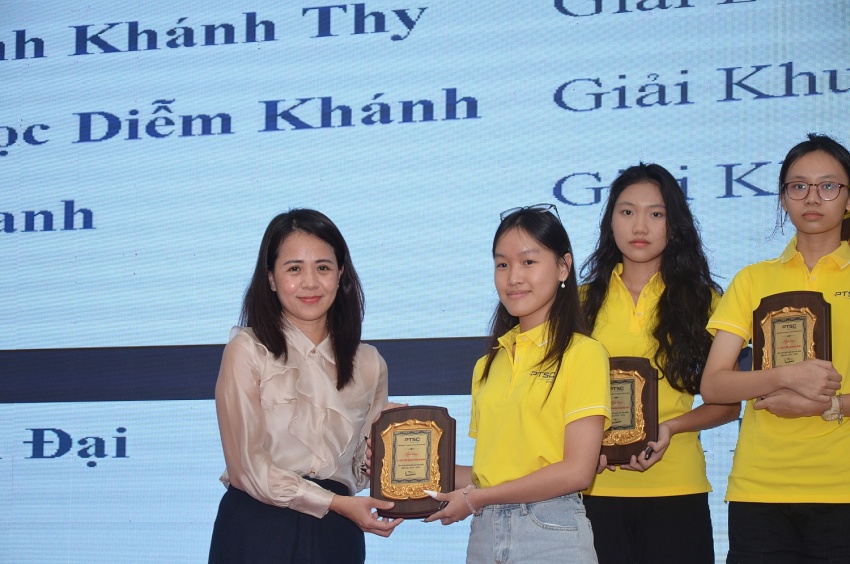 Hành trình lần thứ X: PTSC tổ chức lễ tuyên dương học sinh giỏi tiêu biểu xuất sắc