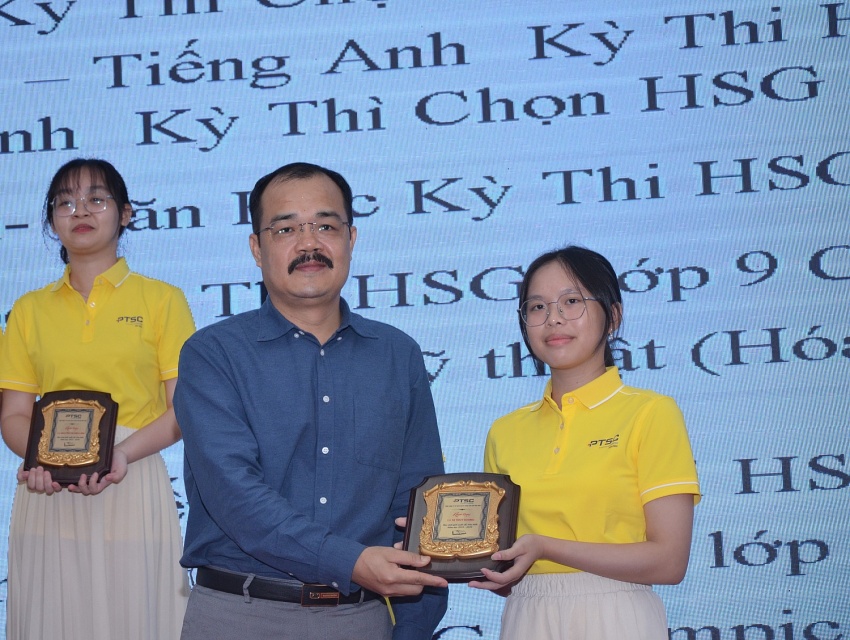 Hành trình lần thứ X: PTSC tổ chức lễ tuyên dương học sinh giỏi tiêu biểu xuất sắc