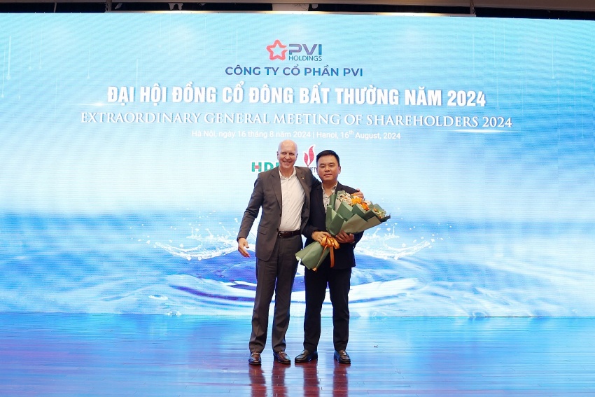 Chủ tịch HĐQT tặng hoa cho ông Nguyễn Xuân Hòa