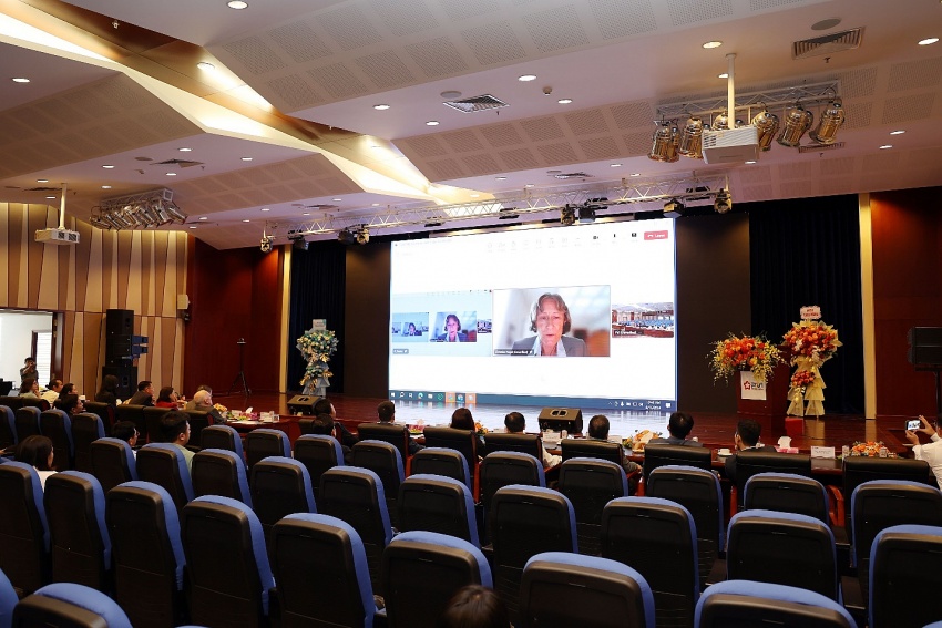Bà Christine Nagel - TV HĐQT độc lập phát biểu tại Đại hội