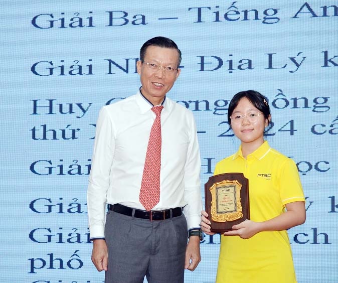 Hành trình lần thứ X: PTSC tổ chức lễ tuyên dương học sinh giỏi tiêu biểu xuất sắc