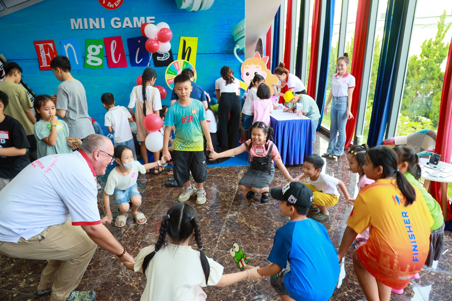 Các em học sinh tham gia các trò chơi vận động