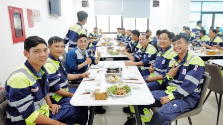 “Bữa cơm Công đoàn” gắn kết, sẻ chia tại NMNĐ Sông Hậu 1