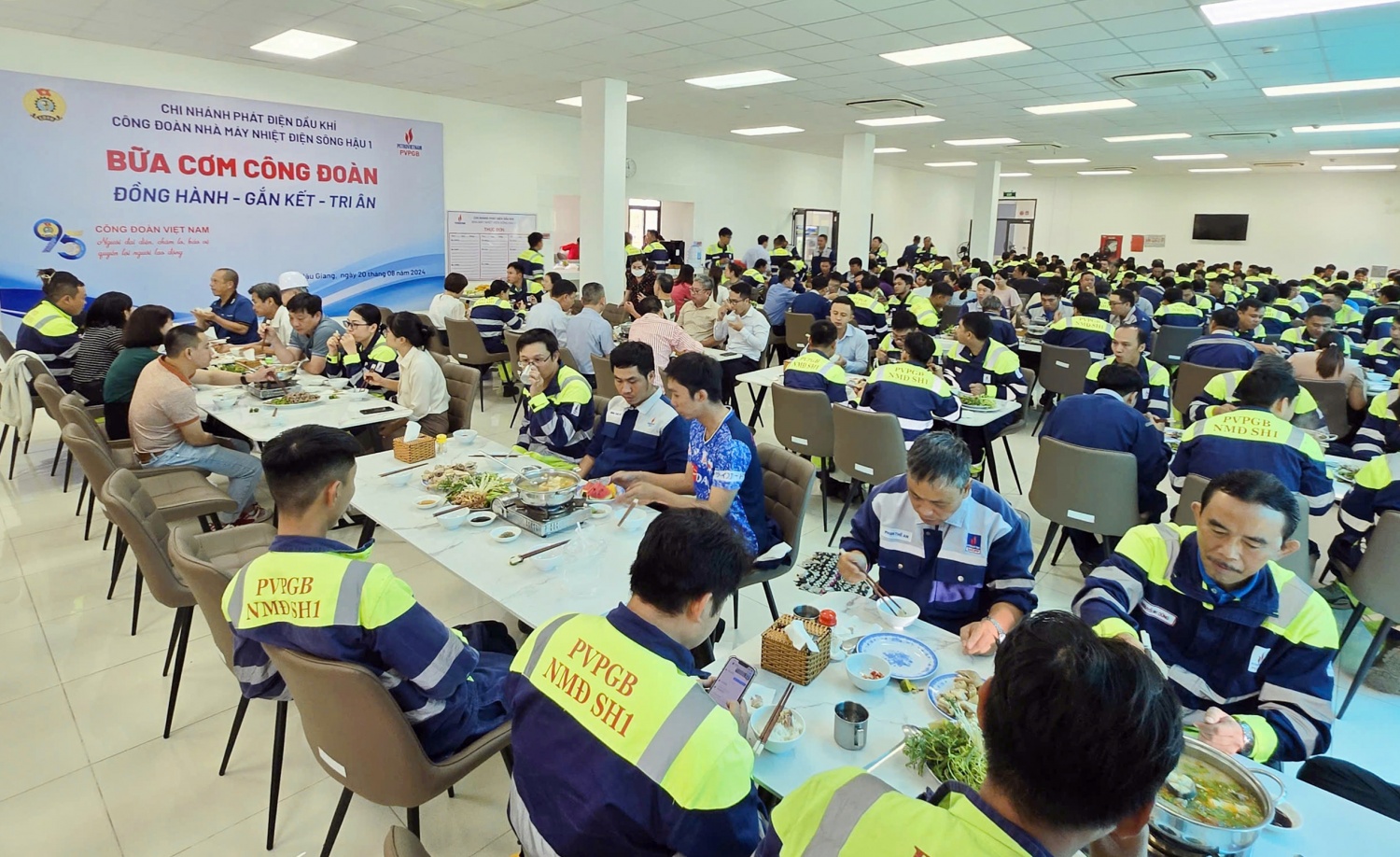 “Bữa cơm Công đoàn” gắn kết, sẻ chia tại NMNĐ Sông Hậu 1
